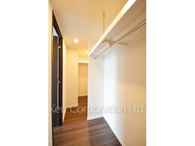 Walk-In Closet ※Photo of the same layout on 15 floor. Decoration and fixture may differ.