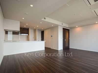 Living-Dining ※Photo of the same layout on 18 floor. Decoration and fixture may differ.