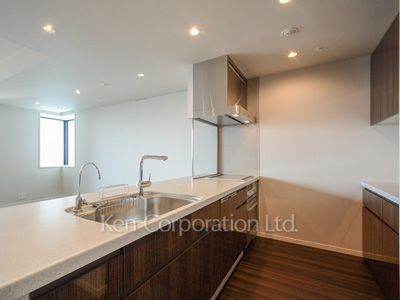 Kitchen ※Photo of the same layout on 18 floor. Decoration and fixture may differ.