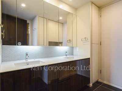 Powder Room ※Photo of the same layout on 18 floor. Decoration and fixture may differ.
