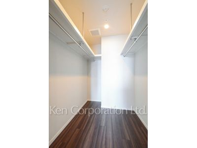Walk-In Closet ※Photo of the same layout on 18 floor. Decoration and fixture may differ.