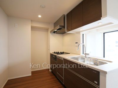 Kitchen ※Photo of the same layout on 6 floor. Decoration and fixture may differ.