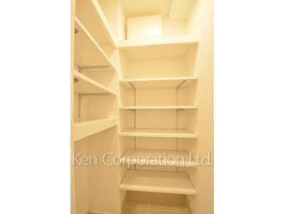 Shoes-In Closet ※Photo of the same layout on 5 floor. Decoration and fixture may differ.