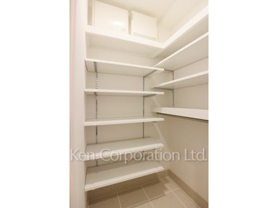 Shoes-In Closet ※Photo of the same layout on 4 floor. Decoration and fixture may differ.
