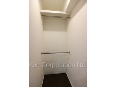 Walk-In Closet ※Photo of the same layout on 13 floor. Decoration and fixture may differ.