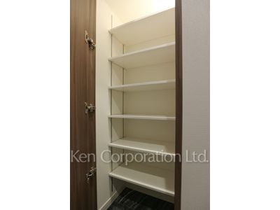 Shoes Closet ※Photo of the same layout on 13 floor. Decoration and fixture may differ.