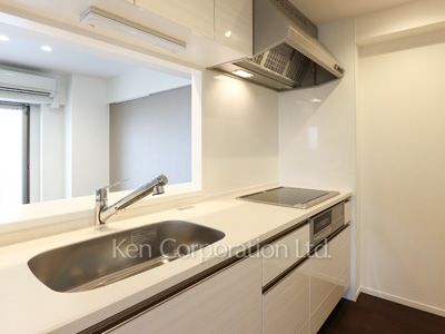Kitchen ※Photo of the same layout on 13 floor. Decoration and fixture may differ.