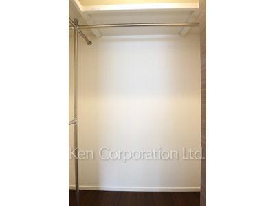Walk-In Closet ※Photo of the same layout on 13 floor. Decoration and fixture may differ.