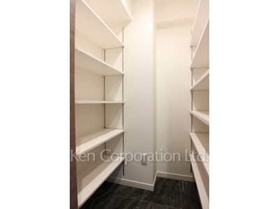 Shoes-In Closet ※Photo of the same layout on 13 floor. Decoration and fixture may differ.