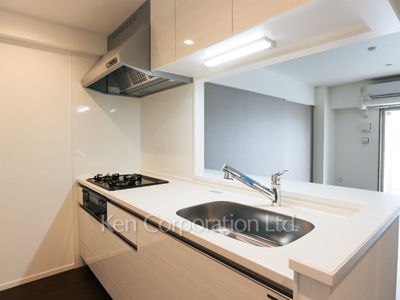 Kitchen ※Photo of the same layout on 13 floor. Decoration and fixture may differ.