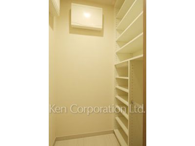 Shoes-In Closet ※Photo of the same layout on 12 floor. Decoration and fixture may differ.