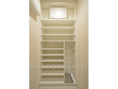 Shoes-In Closet ※Photo of the same layout on 12 floor. Decoration and fixture may differ.