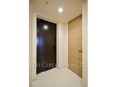 Entrance ※Photo of the same layout on 12 floor. Decoration and fixture may differ.