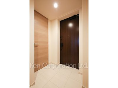 Entrance ※Photo of the same layout on 12 floor. Decoration and fixture may differ.
