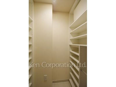 Shoes-In Closet ※Photo of the same layout on 12 floor. Decoration and fixture may differ.
