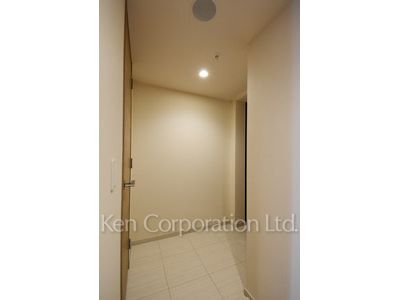 Entrance ※Photo of the same layout on 12 floor. Decoration and fixture may differ.