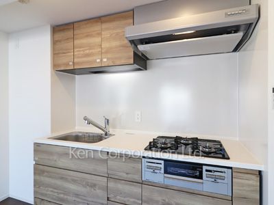 Kitchen ※Photo of the same layout on 9 floor. Decoration and fixture may differ.