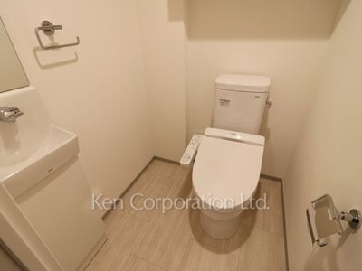 Lavatory ※Photo of the same layout on 9 floor. Decoration and fixture may differ.