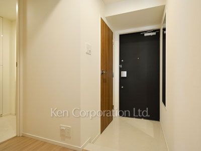 Entrance ※Photo of the same layout on 10 floor. Decoration and fixture may differ.