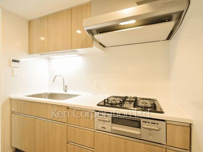 Kitchen ※Photo of the same layout on 10 floor. Decoration and fixture may differ.