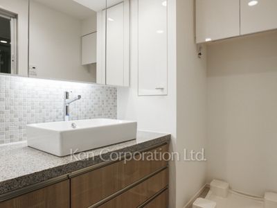 Powder Room ※Photo of the same layout on 3 floor. Decoration and fixture may differ.