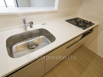 Kitchen ※Photo of the same layout on 8 floor. Decoration and fixture may differ.