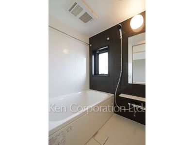 Bath ※Photo of the same layout on 8 floor. Decoration and fixture may differ.