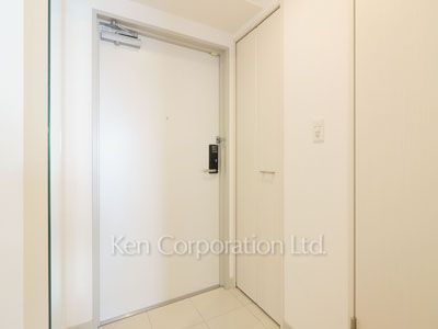 Entrance ※Photo of the same layout on 12 floor. Decoration and fixture may differ.