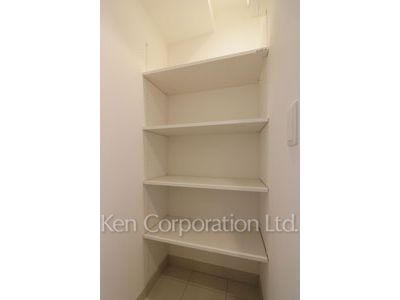 Shoes-In Closet ※Photo of the same layout on 11 floor. Decoration and fixture may differ.