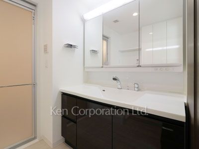 Powder Room ※Photo of the same layout on 11 floor. Decoration and fixture may differ.