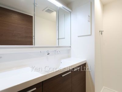 Powder Room ※Photo of the same layout on 3 floor. Decoration and fixture may differ.