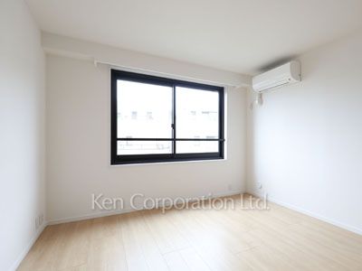 Bedroom ※Photo of the same layout on 4 floor. Decoration and fixture may differ.