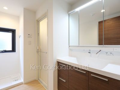 Powder Room ※Photo of the same layout on 4 floor. Decoration and fixture may differ.