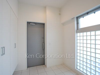 Entrance ※Photo of the same layout on 14 floor. Decoration and fixture may differ.