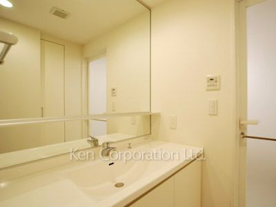 Powder Room ※Photo of the same layout on 14 floor. Decoration and fixture may differ.