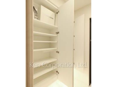 Shoes Closet ※Photo of the same layout on 8 floor. Decoration and fixture may differ.