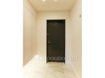 Entrance ※Photo of the same layout on 8 floor. Decoration and fixture may differ.
