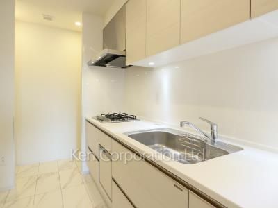 Kitchen ※Photo of the same layout on 8 floor. Decoration and fixture may differ.