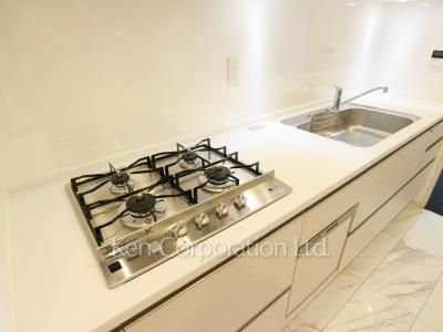 Kitchen ※Photo of the same layout on 8 floor. Decoration and fixture may differ.