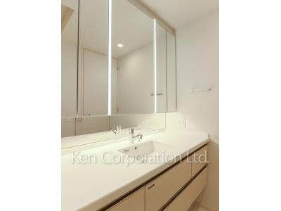 Powder Room ※Photo of the same layout on 8 floor. Decoration and fixture may differ.