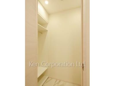 Walk-In Closet ※Photo of the same layout on 8 floor. Decoration and fixture may differ.