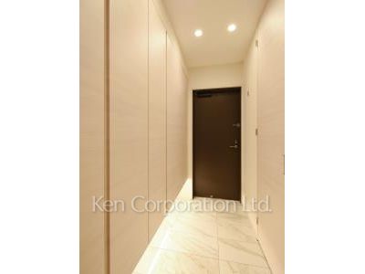Entrance ※Photo of the same layout on 8 floor. Decoration and fixture may differ.