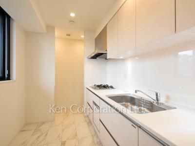 Kitchen ※Photo of the same layout on 8 floor. Decoration and fixture may differ.
