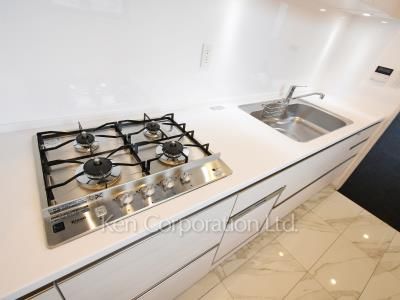 Kitchen ※Photo of the same layout on 8 floor. Decoration and fixture may differ.