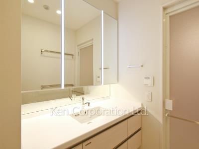 Powder Room ※Photo of the same layout on 8 floor. Decoration and fixture may differ.