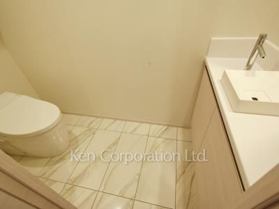Lavatory ※Photo of the same layout on 8 floor. Decoration and fixture may differ.