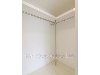 Walk-In Closet ※Photo of the same layout on 3 floor. Decoration and fixture may differ.