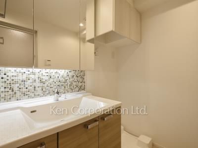 Powder Room ※Photo of the same layout on 2 floor. Decoration and fixture may differ.