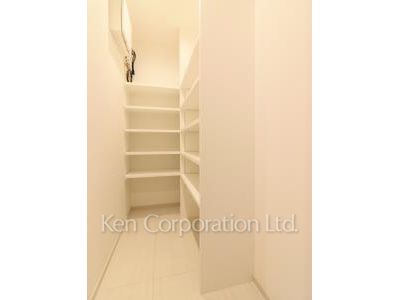 Shoes-In Closet ※Photo of the same layout on 4 floor. Decoration and fixture may differ.