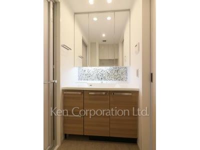 Powder Room ※Photo of the same layout on 4 floor. Decoration and fixture may differ.